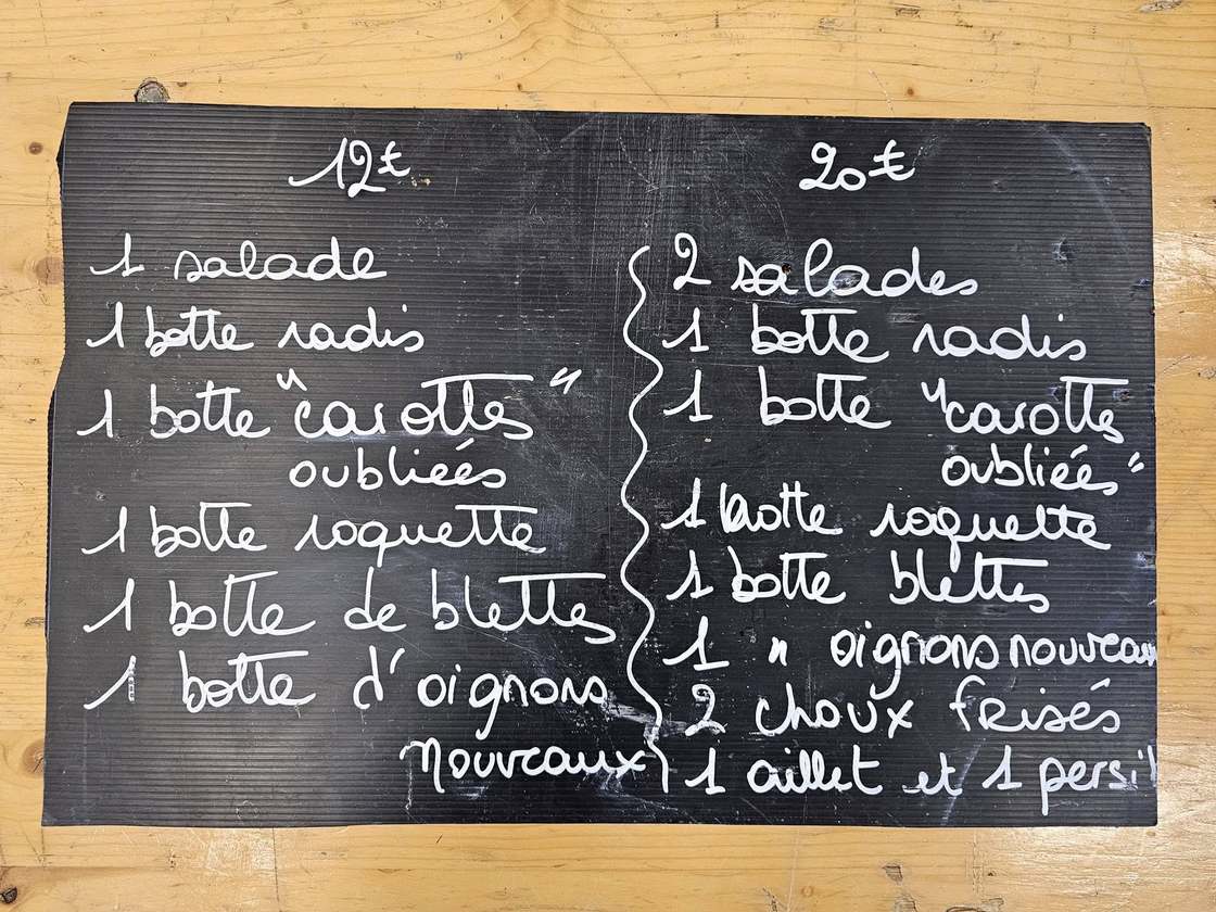 Ardoise indiquant la composition du petit panier à 12 € et du grand panier à 20 €